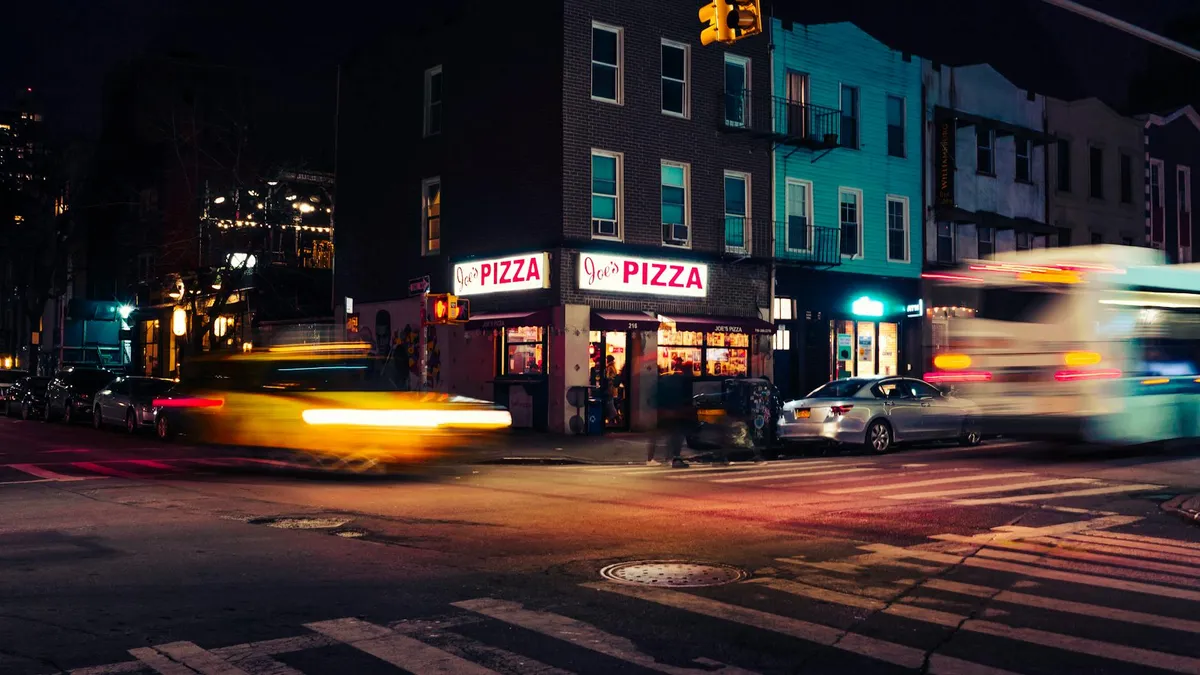Slice de pizza neoyorquina con pepperoni doblada por la mitad
